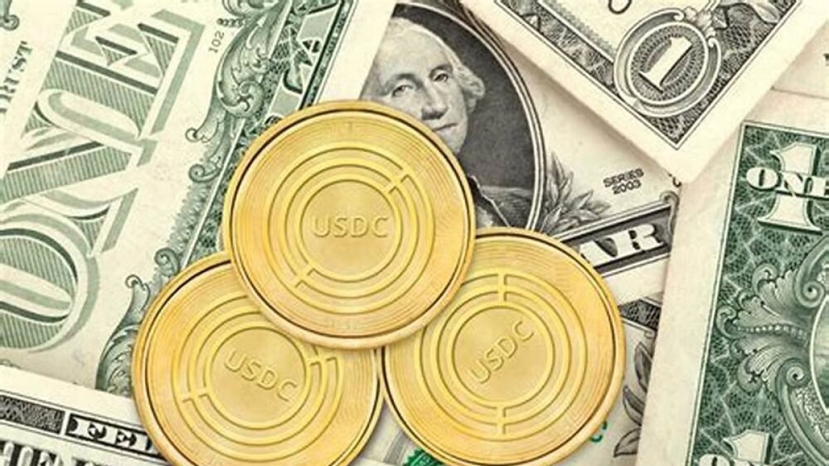 Representación.- La criptomoneda USDC cuesta menos que un dólar.