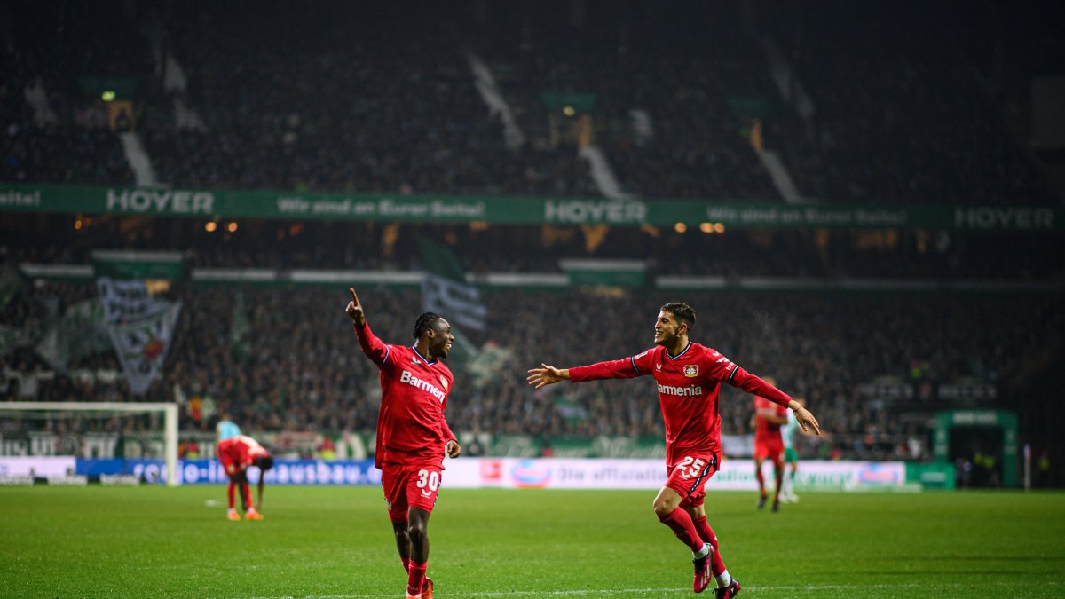 Jeremy Frimgpong (i), del Leverkusen, celebra el 2-1 momentáneo con su compañero Exequiel Palacios.