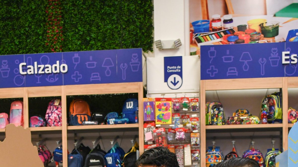 Tienda. Uno de los almacenes que está listo para vender listas escolares.