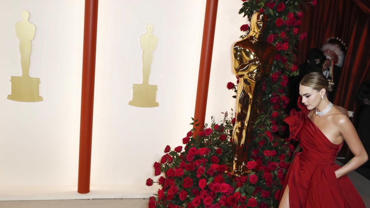 La modelo Cara Delevingne llega para la 95 edición de la ceremonia anual de los Premios de la Academia.