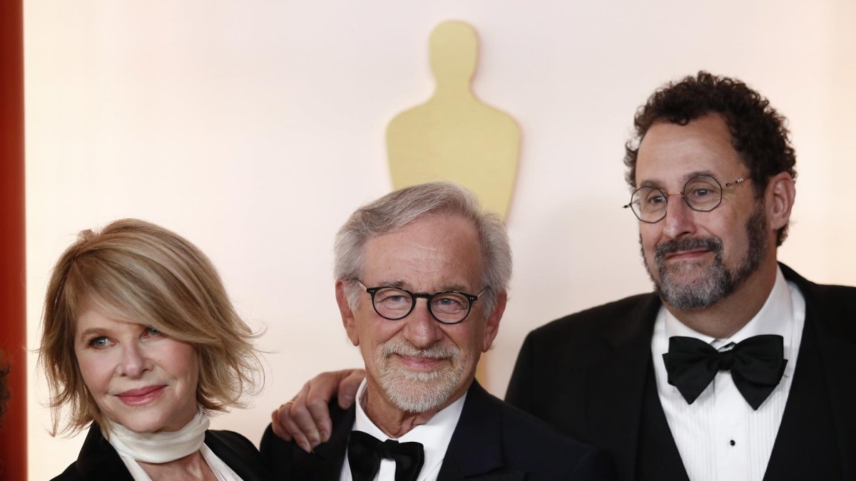 Steven Spielberg (c).