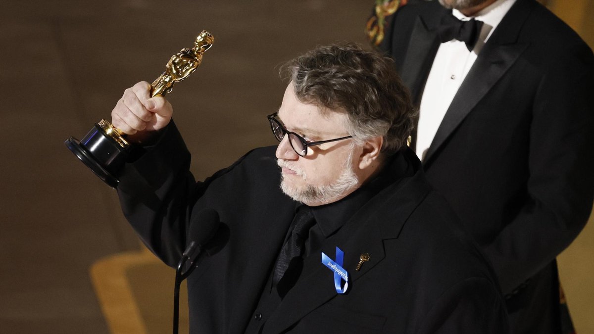 Guillermo Del Toro celebra después de ganar el óscar a la Mejor Película de Animación por 'Pinocho'.