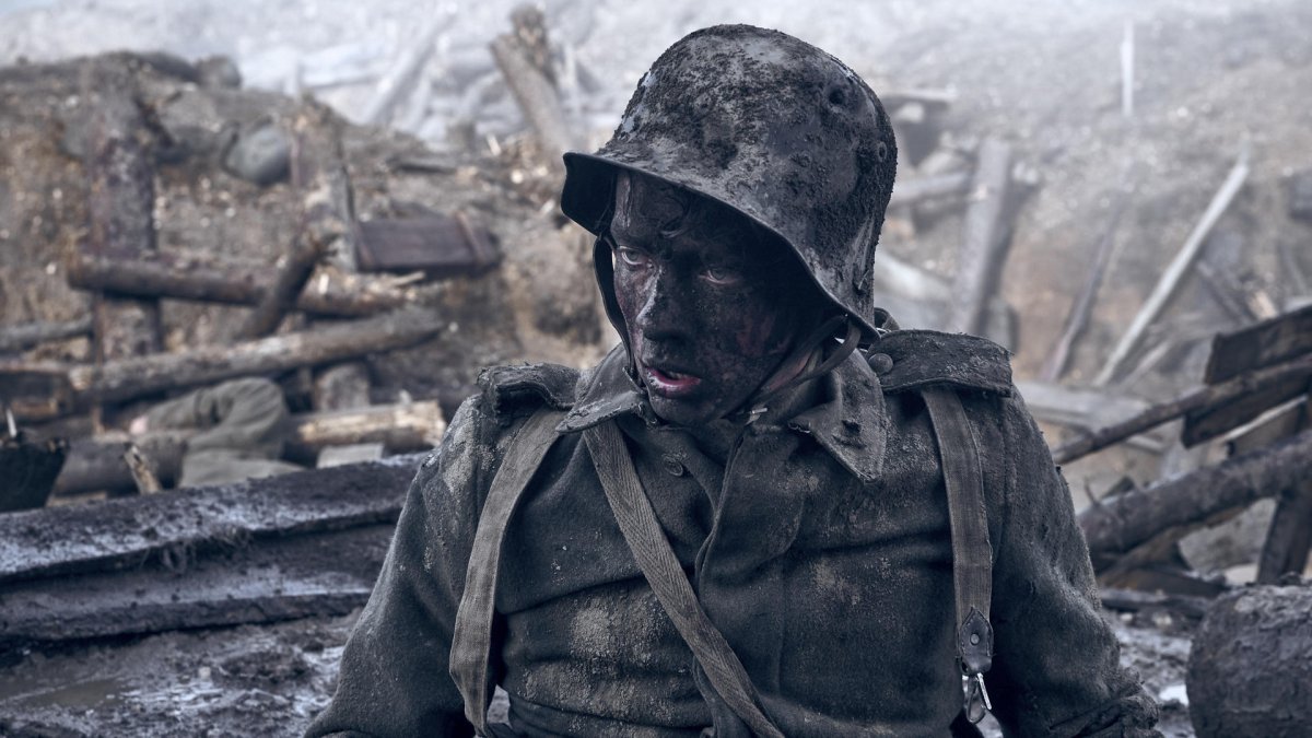 Fotograma cedido por Netflix donde aparece Felix Kammerer como Paul Bäumer, durante una escena de la película 