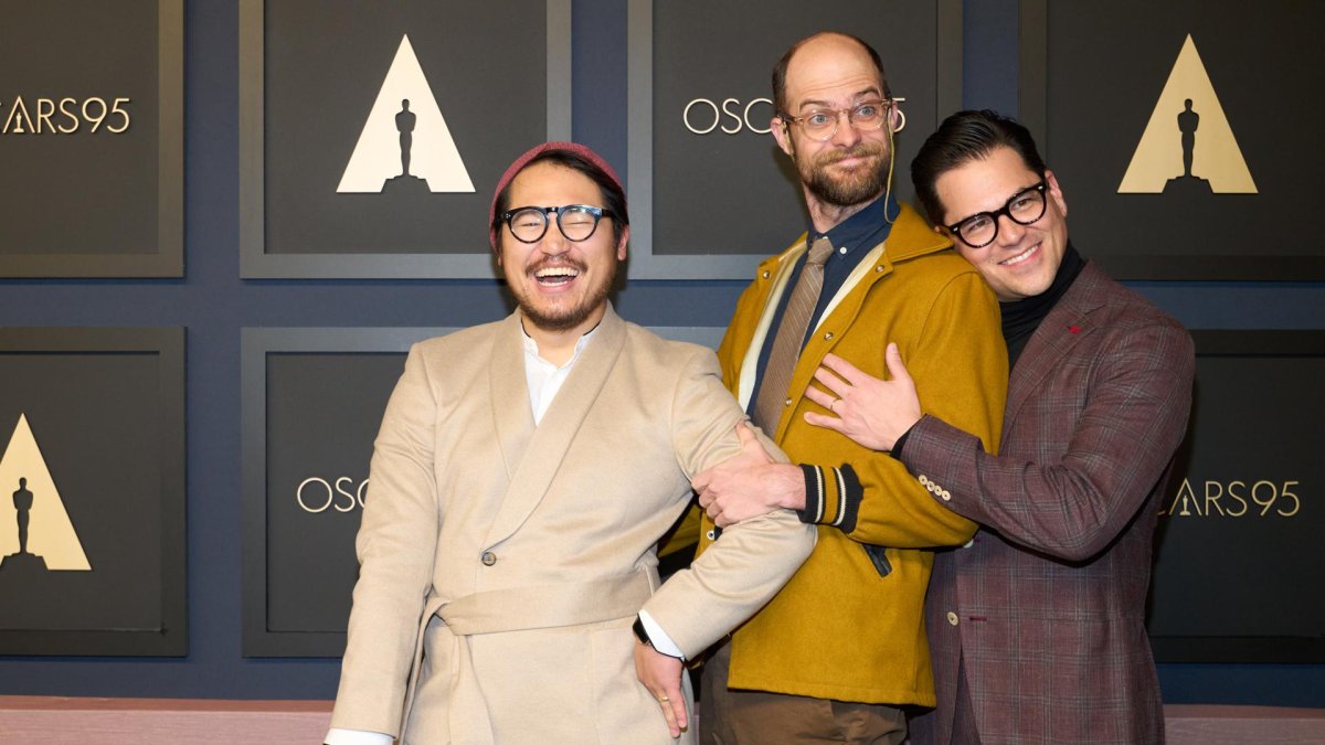 Fotografía de archivo, tomada el pasado 13 de febrero, en la que se registró a los cineastas estadounidenses Daniel Kwan (i) y Daniel Scheinert (c), junto al productor taiwanés-americano Jonathan Wang, durante un evento previo a la ceremonia 95 de los Premios Óscar, en Beverly Hills (California, EE.UU.).