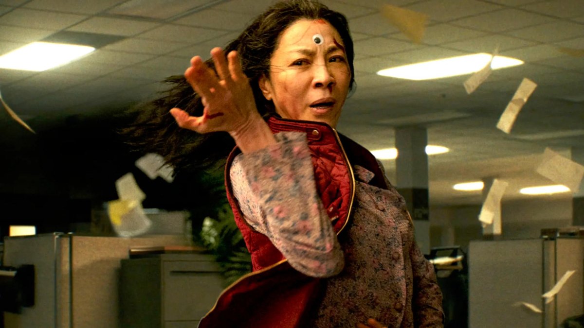 otograma cedido hoy por A24 donde aparece Michelle Yeoh como Evelyn Wang, durante una escena de 