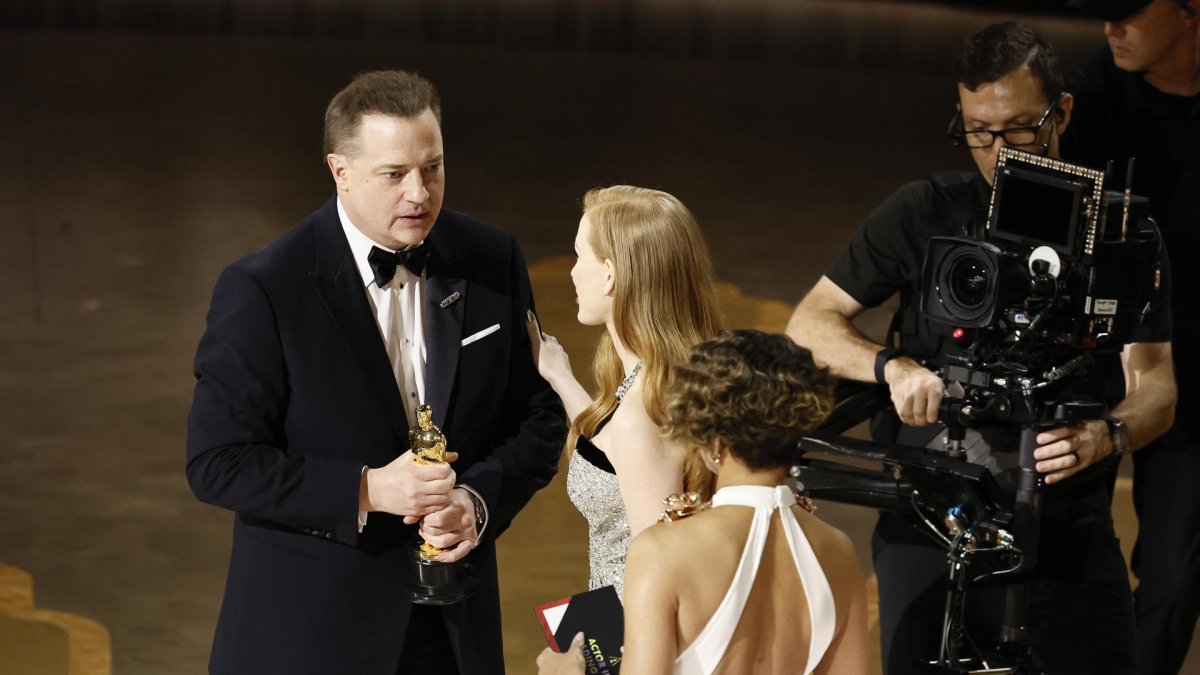 Brendan Fraser después de ganar el óscar al mejor actor por 'The wale' durante la 95 edición de los Premios de la Academia.