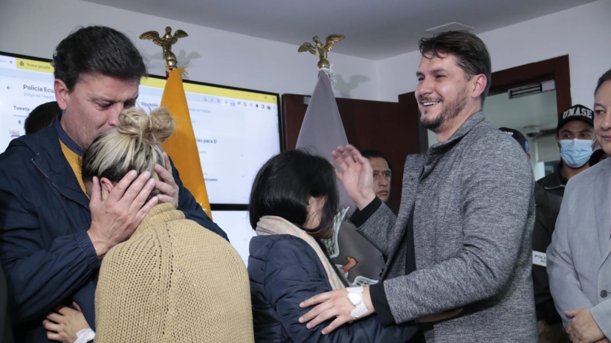 Lagrimas, abrazos y sonrisas hubo en el reencuentro de Mauricio Martínez y Vannesa Egas con sus familiares.