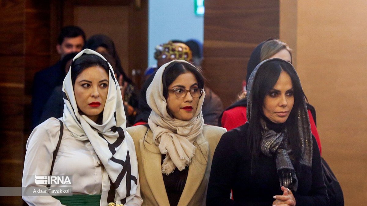 Las legisladoras Pamela Aguirre (i), Viviana Veloz, Marcela Holguín y de fondo (rojo) la asambleísta Johana Ortiz en un evento del congreso.