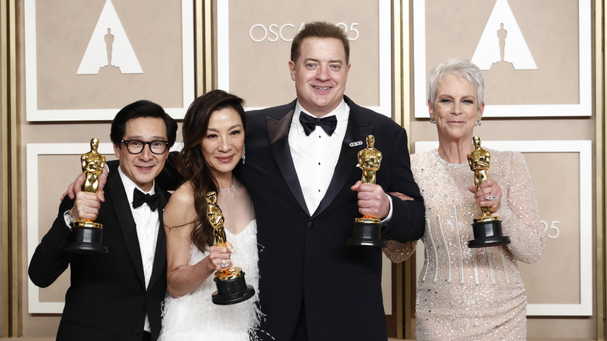 Ke Huy Quan, Michelle Yeoh, Brendan Fraser y Jamie Lee Curtis con sus trofeos a las distintas categorías de actuación.