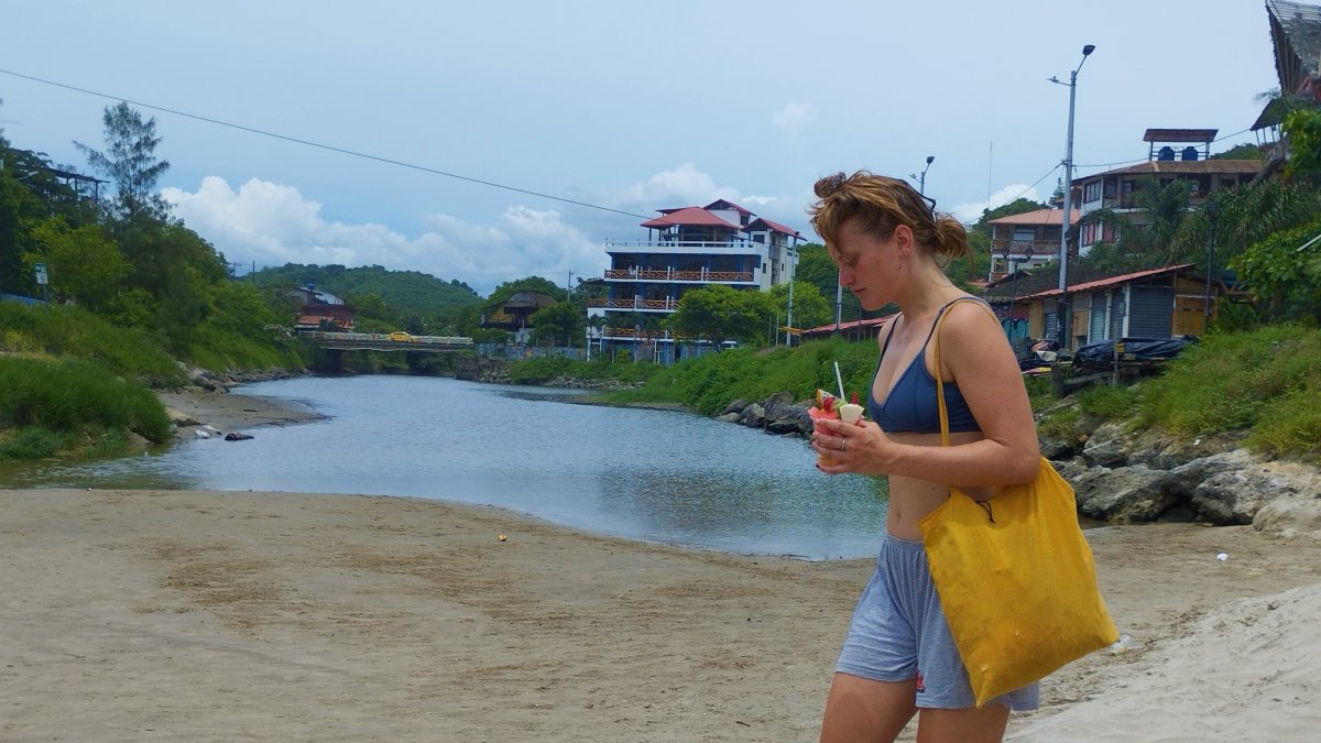 El estero que forma parte de Montañita es el sitio al que desembocan las aguas negras. Historicamente se han reportado quejas.