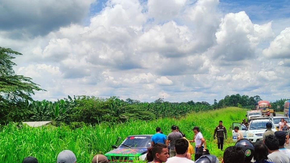 El carro que conducía Carlos Alfredo Mejía terminó entre los matorrales