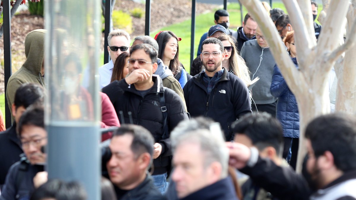 Clientes esperan fuera de la sede de Silicon Valley Bank (SVB) en Santa Clara, California, EE. UU., 13 de marzo de 2023.