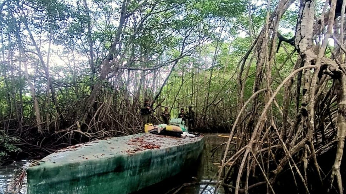 Tropas de Colombia incautan 3 semisumergibles para el transporte de clorhidrato de cocaína.