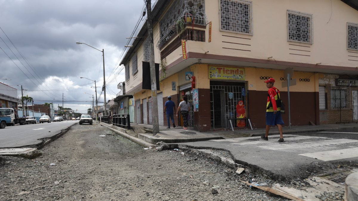 Abandonadas. Desde la calle 13 y Venezuela hasta Leonidas Plaza se observan trabajos inconclusos del carril exclusivo para la troncal 4 que conecta parte del suburbio con calles del centro.
