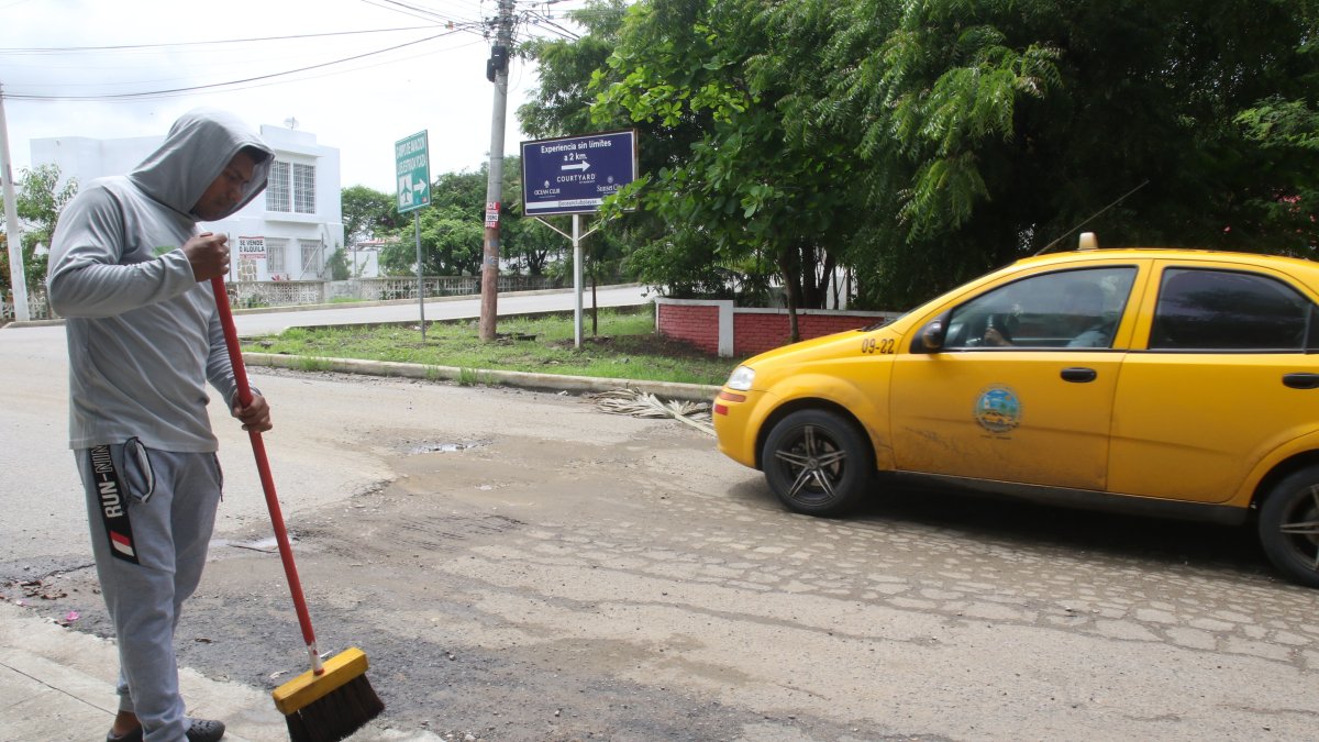 Agujeros. En la vía que conecta a La Victoria con el Ocean Club hay huecos desde que inicia la ruta.
