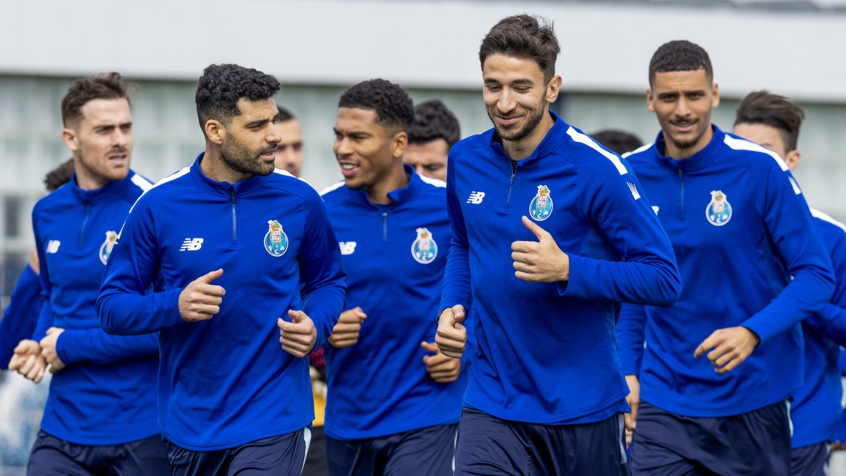 Los jugadores del Oporto Medhi Taremi (c-i) y Marko Grujic (c-d) y sus compañeros previo al choque de vuelta por los octavos de final de Champions League.