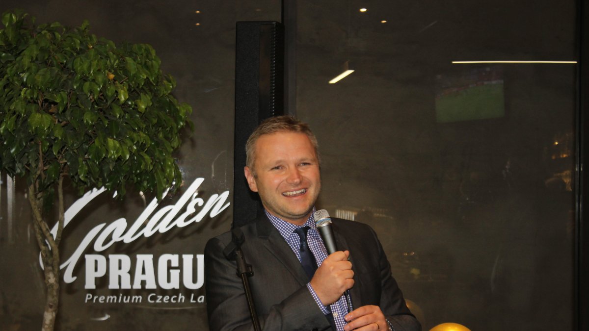 Local.- Momento en que se inaugura el restaurante en Quito.