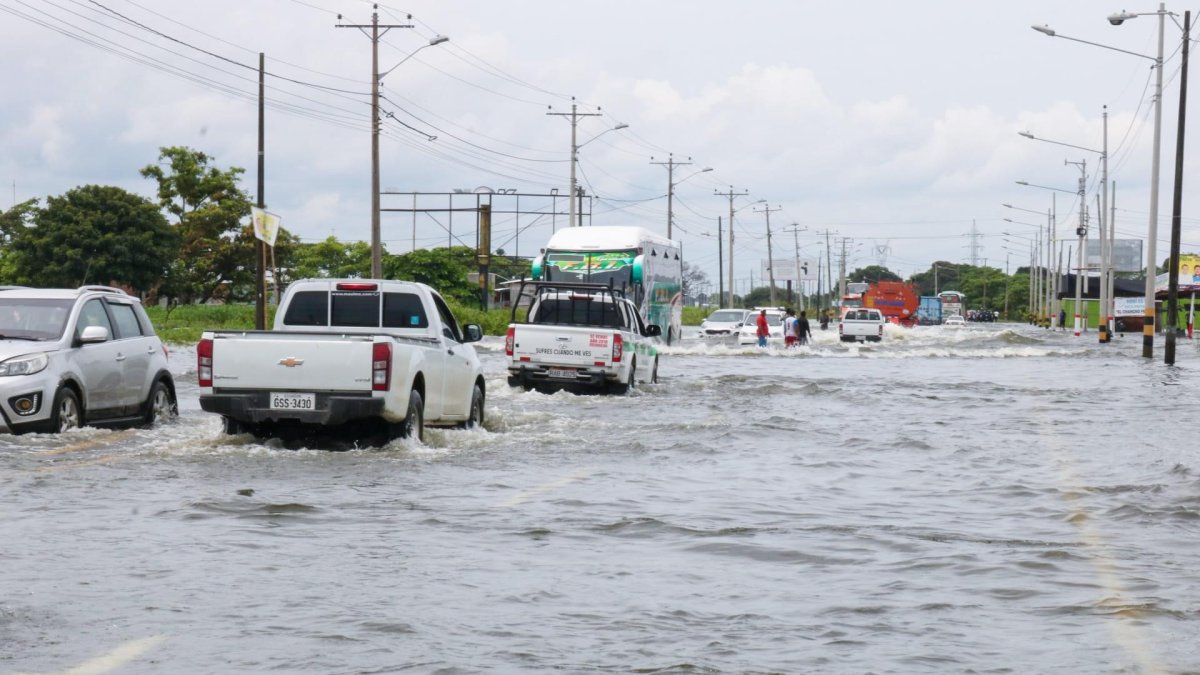 Así permanecen las rutas en Babahoyo. Unos días incluso hay más agua.