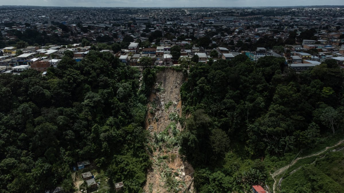 Fotografía de la zona donde ocurrió un deslizamiento de tierra provocado por las fuertes lluvias, hoy lunes 13 de marzo, en Manaos (Brasil).