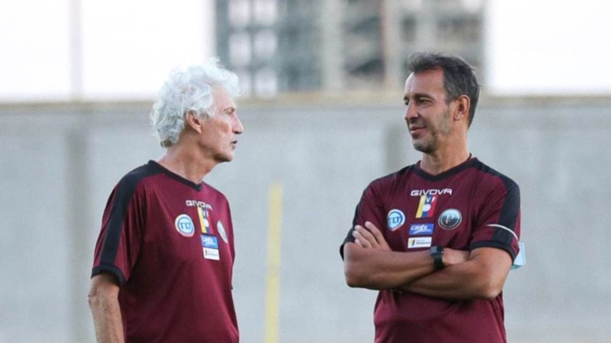 Bocha Batista (d) asumió el banquillo vinotinto tras la salida de José Pekerman (i).