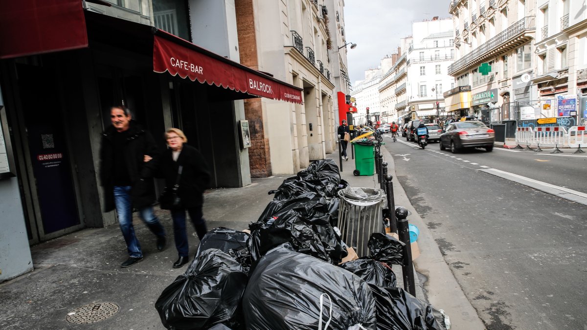 Cubos de basura rebosantes en París este domingo 12 d emarzo.