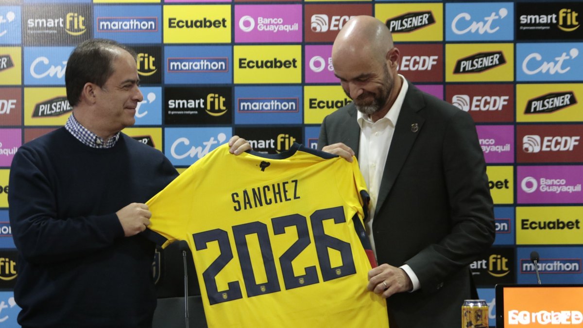 Félix Sánchez Bas, durante su presentación oficial, recibió la camiseta de la Tri con su apellido y el número 2026, que refleja su principal objetivo: clasificar a la próxima Copa del Mundo.