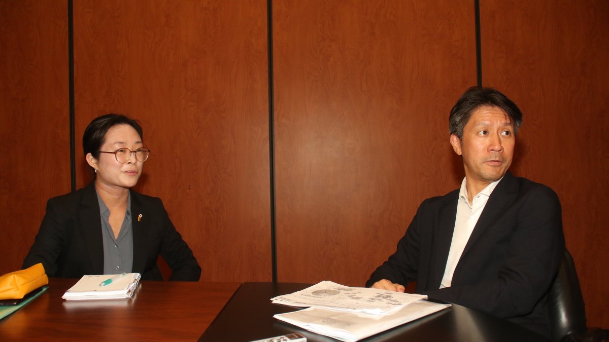 Ejecutivos.- Mori Haruna y Sasahara Naoki son miembros de la Embajada de Japón.