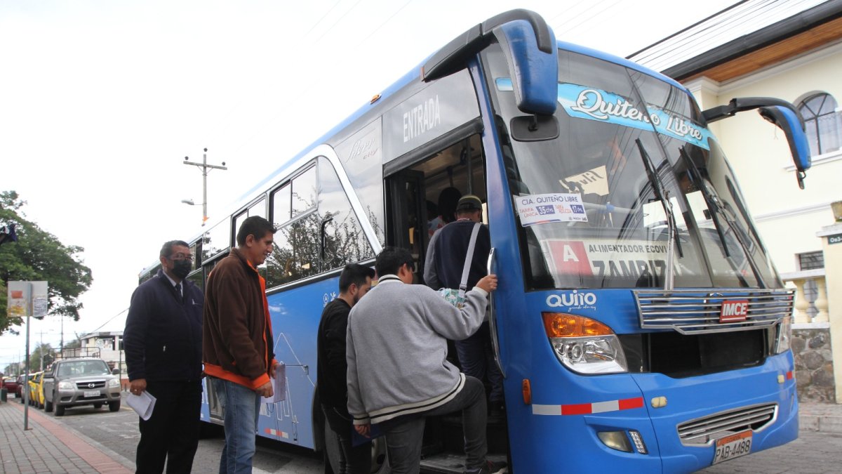 Abarrotados. Pese a que no es hora pico, la gente forma largas filas, por el tiempo de espera, hasta que llegue el bus que los llevará hacia Quito.
