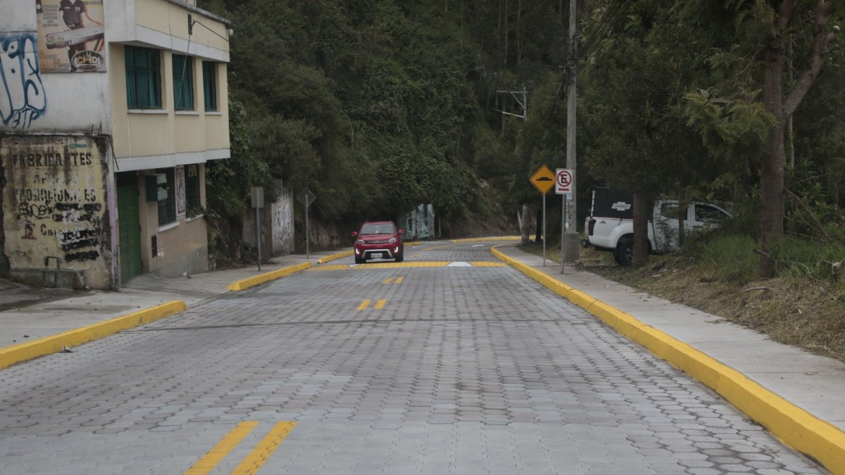 La vía luce con nuevos adoquines y señalización.