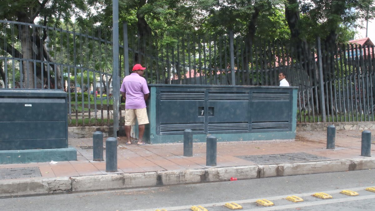 En los exteriores del parque La Victoria las calles se han vuelto baños públicos.