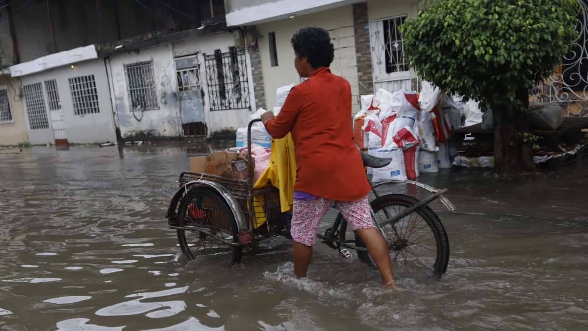 En la quinta etapa de El Recreo, en Durán, varias calles quedaron inundadas.