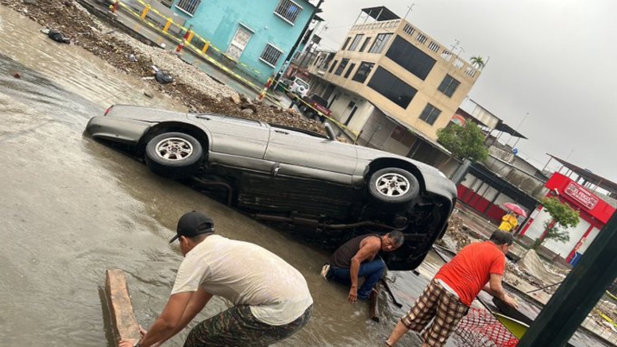 Un vehículo  terminó hundido en un tramo de la calle, en la Floresta 3. El hueco no se veía porque la zona estaba lleno de agua.