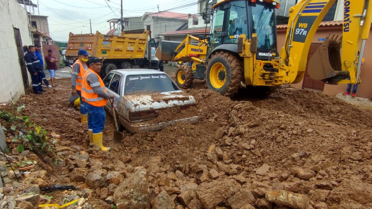 En el sitio estaba personal municipal que con varias maquinarias trataban de dejar limpia la calle afectada.