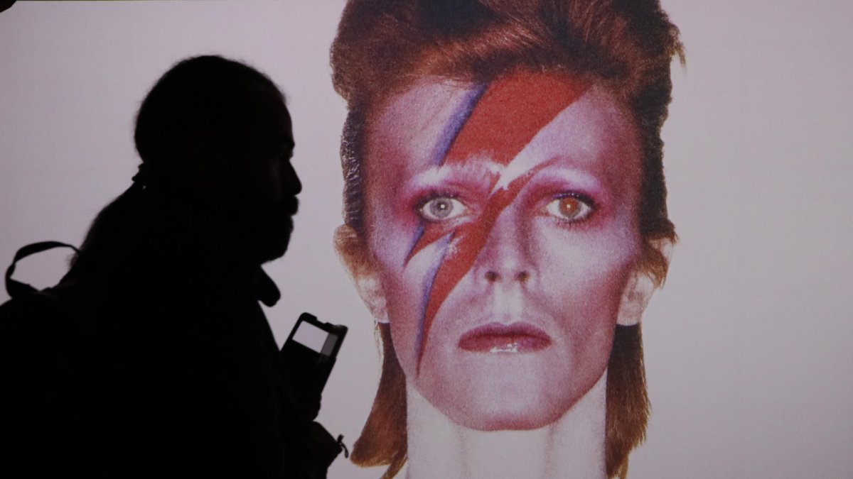 Exposición “Bowie taken by Duffy”, que repasa la colaboración entre David Bowie y el fotógrafo Brian Duffy que dio lugar a imágenes icónicas como la del rayo que cruza el rostro del artista británico.