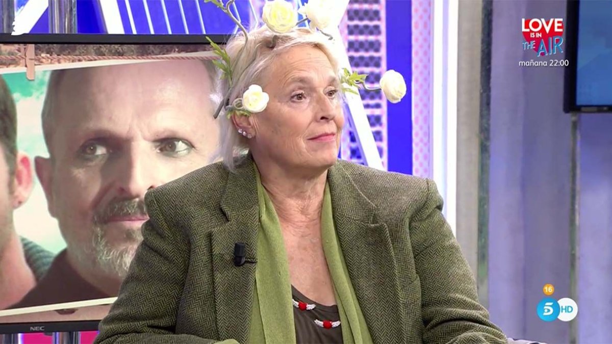 La empresaria, madre de la fallecida modelo Bimba Bosé, dio pistas de que su hermano mantuvo una relación con el actor Toni Cantó. También dijo que su madre dormía con un arma bajo la almohada