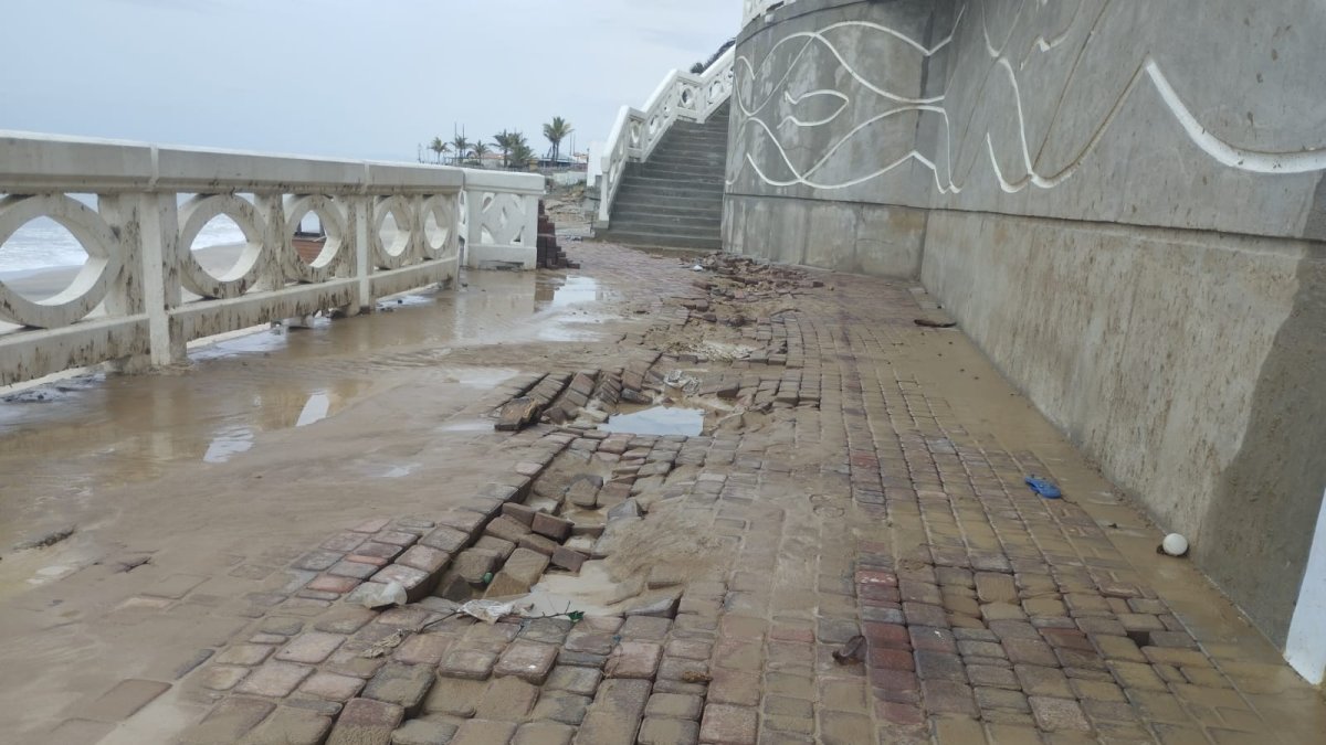 Así quedó parte del malecón en Ballenita, Santa Elena.