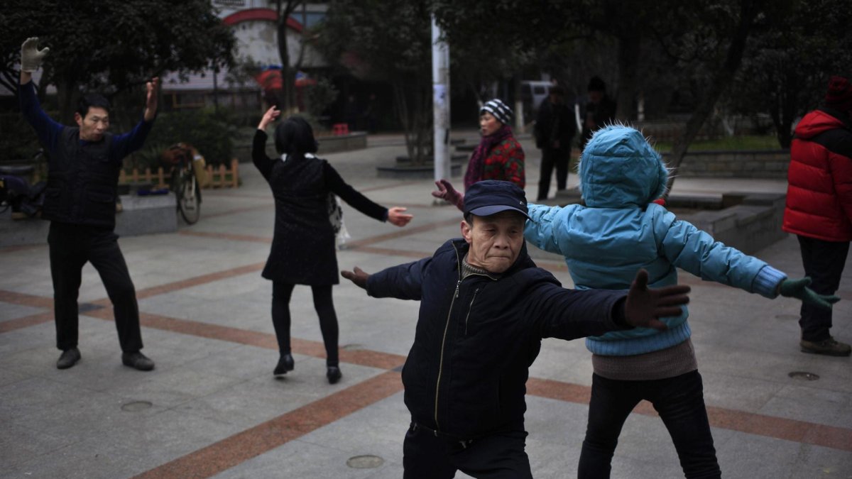 Ancianos bailan en un parque en Wuhan (China), en una fotografía de archivo.