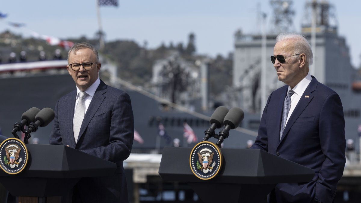 El primer ministro de Australia, Anthony Albanese (i), junto con el presidente Joe Biden   en la Base Naval de Point Miramar en San Diego, California.