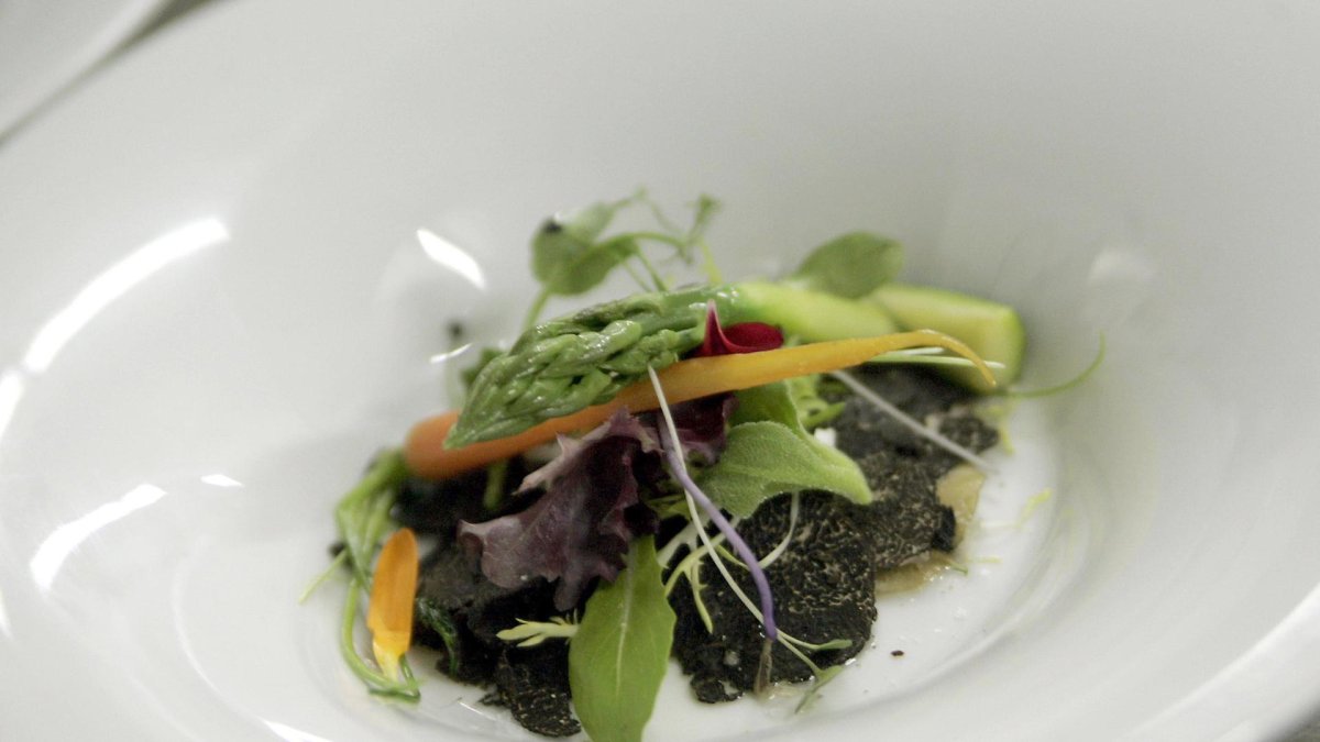 Imagen de archivo de una ensalada realizada sobre una base de trufa laminada.