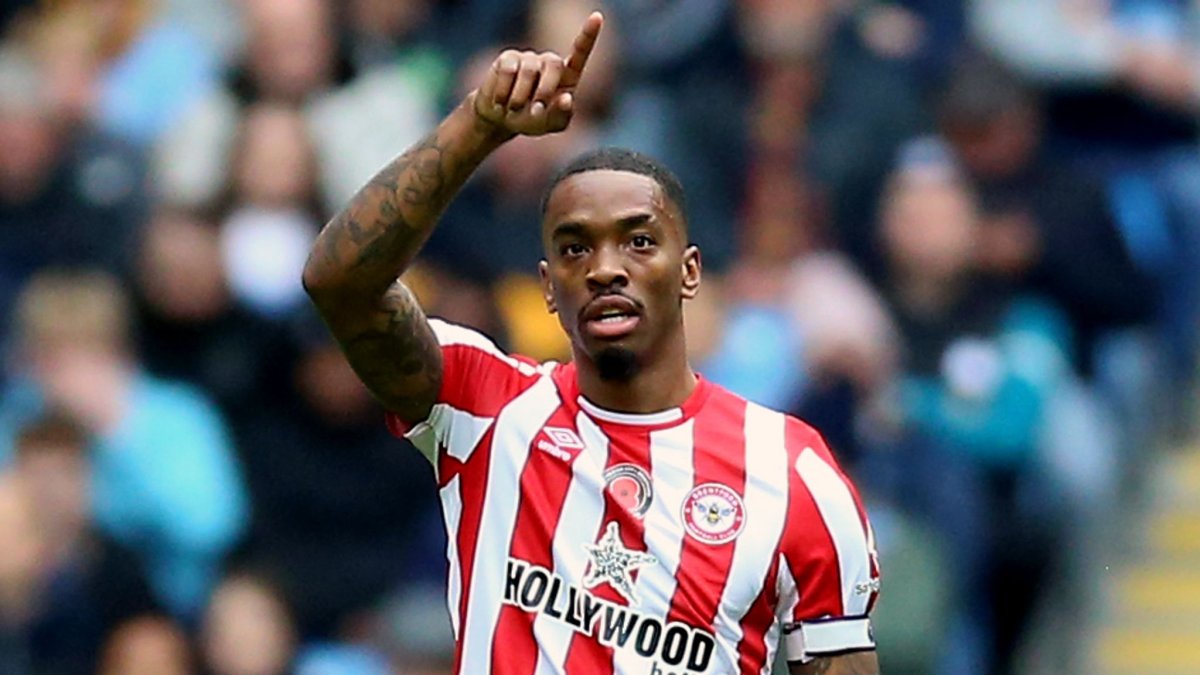 Ivan Toney, futbolista de Brentford de la Premier League, recibió a su DM insultos racistas en el año 2014.