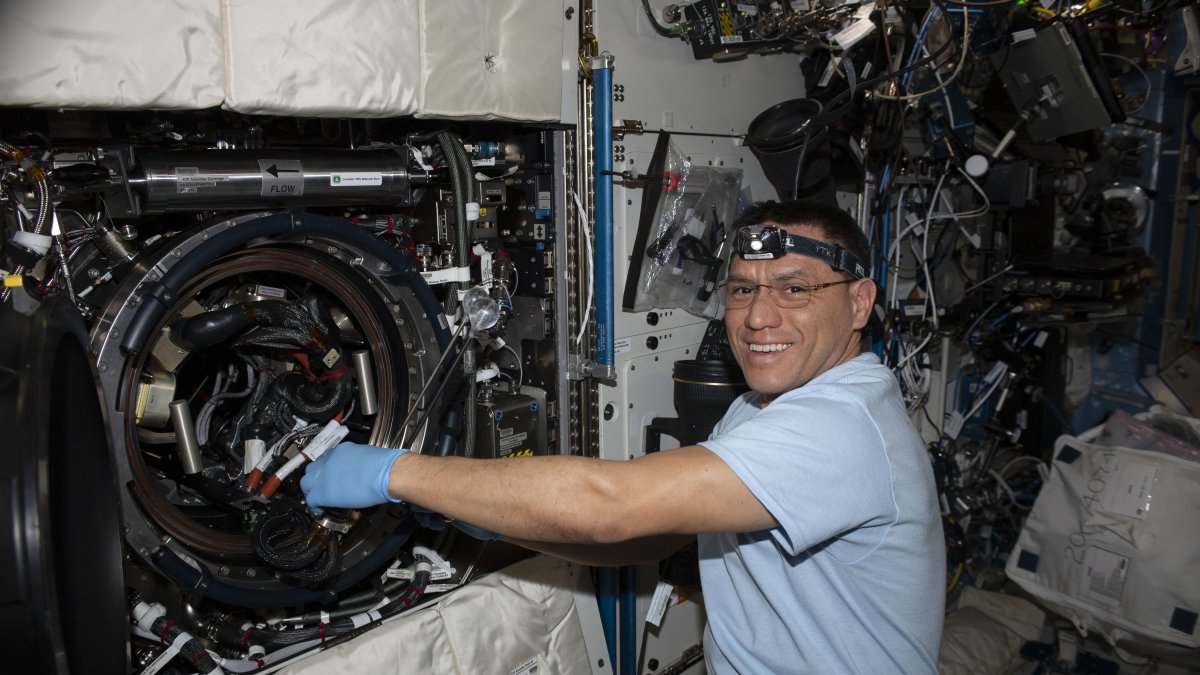 Frank Rubio reemplaza las muestras experimentales y el hardware de investigación dentro del bastidor integrado de combustión de la EEI