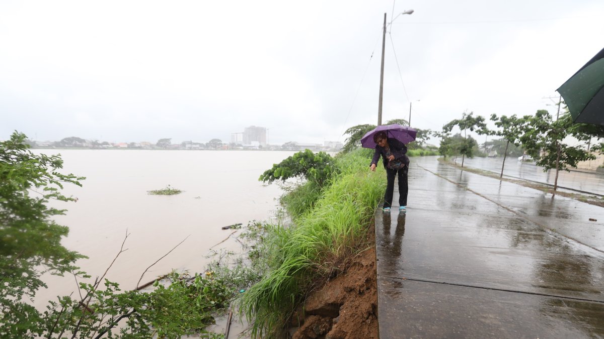 Mucho Lote 2. Los vecinos denuncian un socavón al pie del río, temen que la vereda se rompa y el afluente se desborde hacia el interior de la ciudadela.