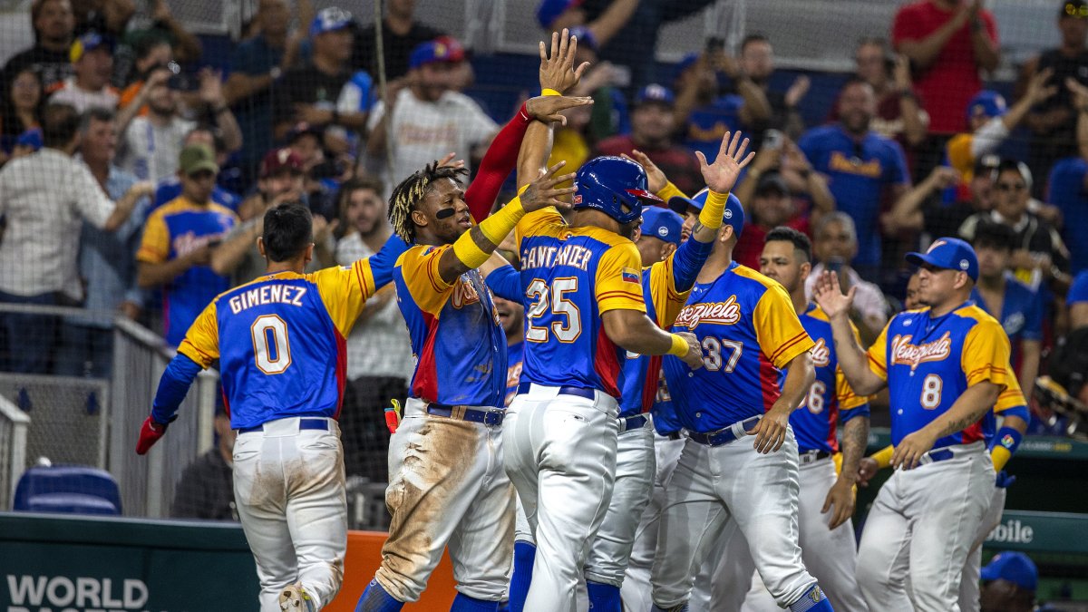 Jugadores de la selección venezolana celebran tras vencer a Nicaragua.