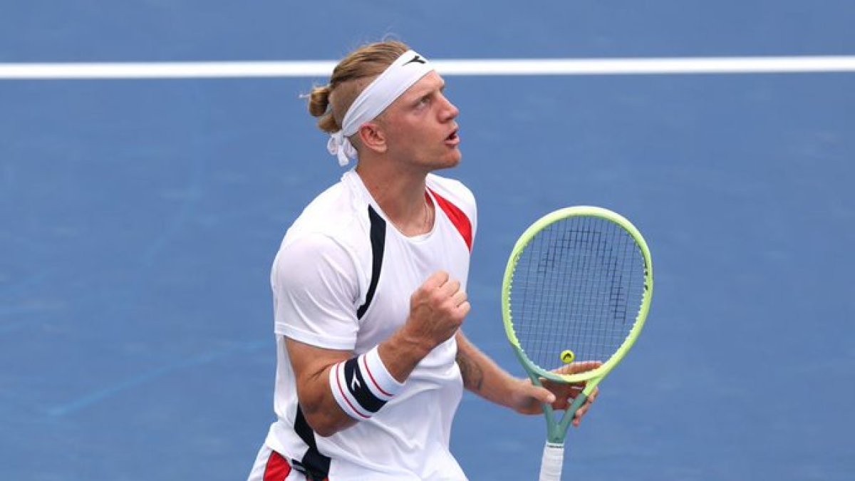 Alejandro Davidovich celebró tras vencer a Garín por 6-3 y 6-4.