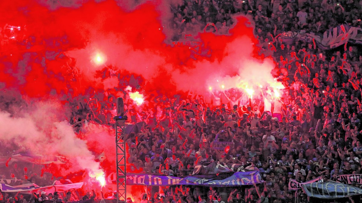 El encendido de bengalas es una práctica entre hinchas que aún los clubes no logran erradicar.