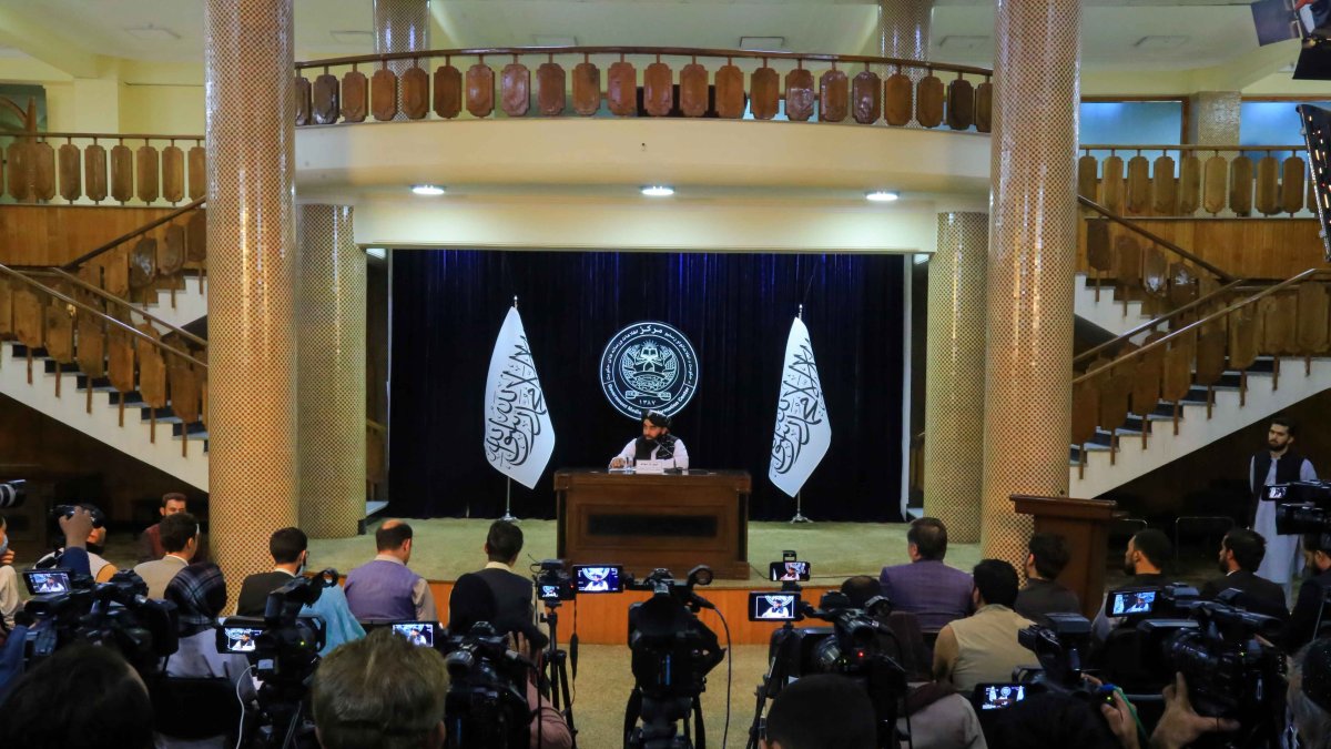 Zabiullah Mujahid, portavoz del gobierno talibán, conversa con periodistas durante una conferencia de prensa en Kabul el 25 de agosto de 2022.