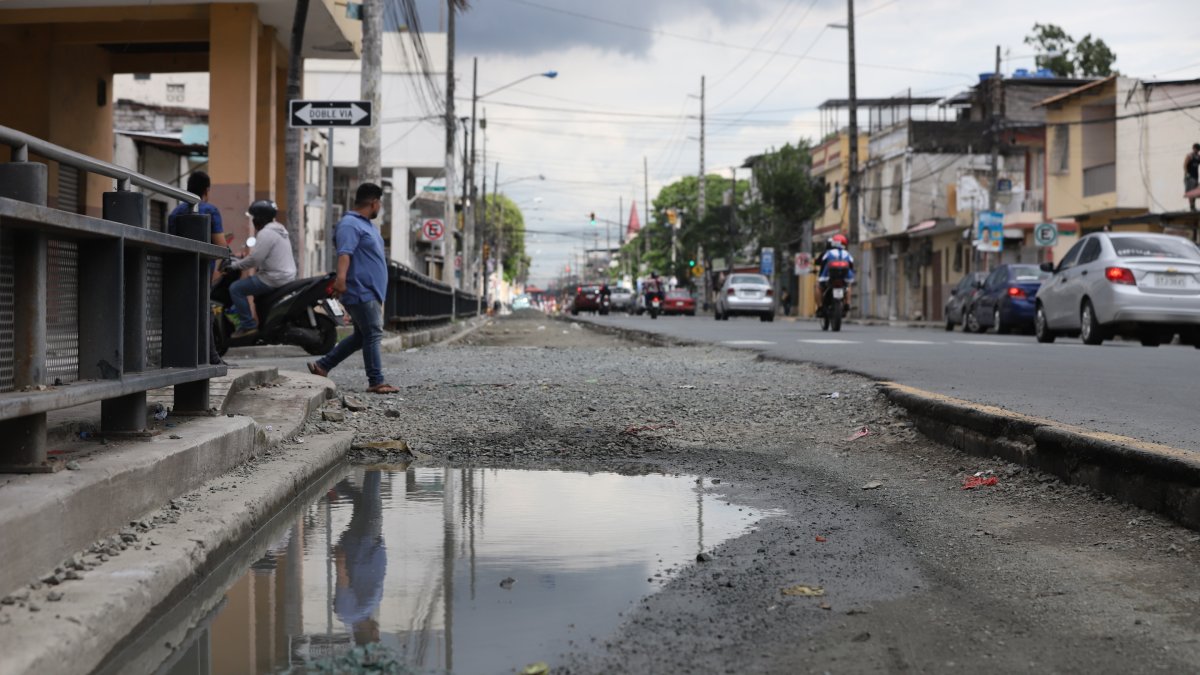 Obras. La falta de culminación de los carriles de la troncal 4    provoca también malestar, por la acumulación de agua en esta temporada invernal.