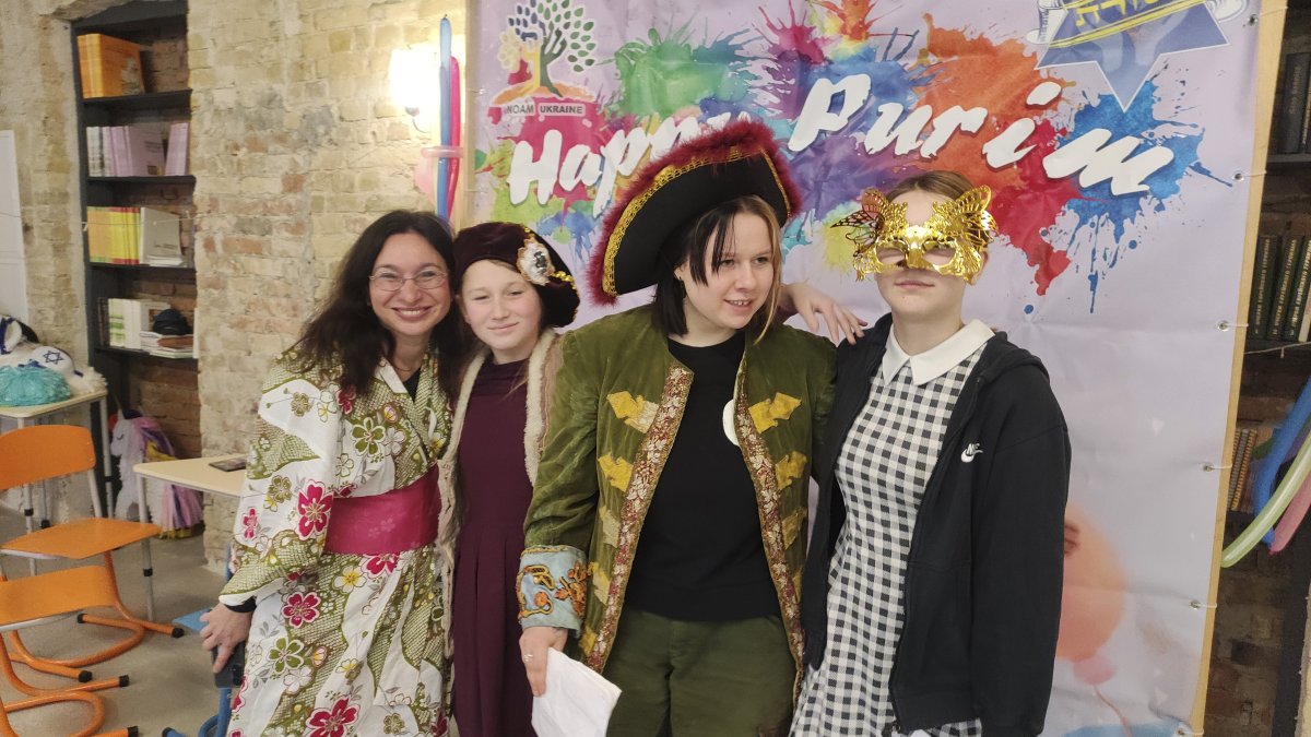 La rabina del m
ovimiento conservador judío Irina Gritsevskaya (izquierda) vestida de geisha, junto a otros participantes en una celebración de la fiesta del Purim en Kiev. 