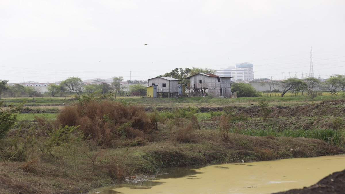 Deterioro. El agua del estero es turbia y desprende malos olores.