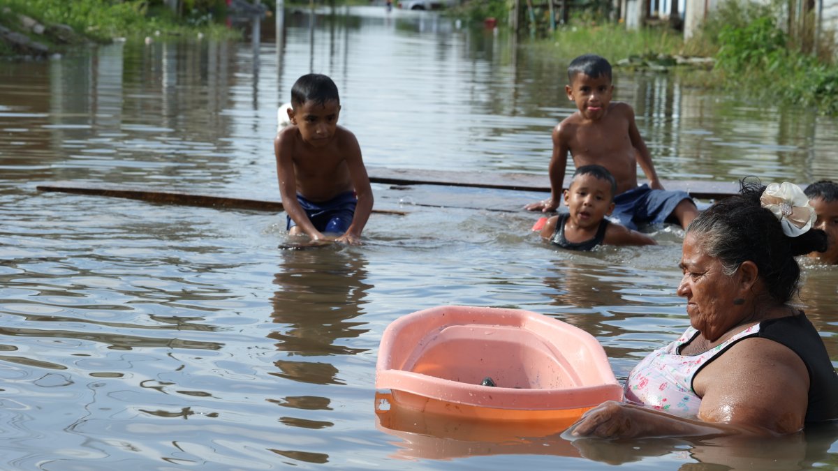 Recomendaciones. Los expertos piden no tener contacto con el agua estancada en las calles por las lluvias.